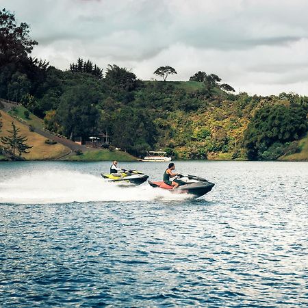 The Boato Hotel กัวตาเป ภายนอก รูปภาพ Jet skiing on Lake Awoiti