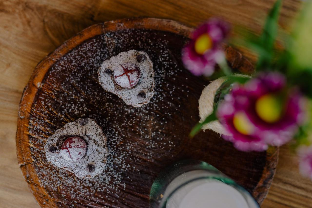 The Boato Hotel กัวตาเป ภายนอก รูปภาพ A chocolate cake