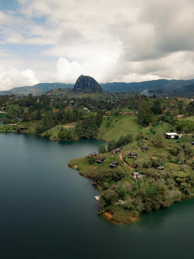 The Boato Hotel กัวตาเป ภายนอก รูปภาพ View of the town of Guatapé and the rock of Guatapé