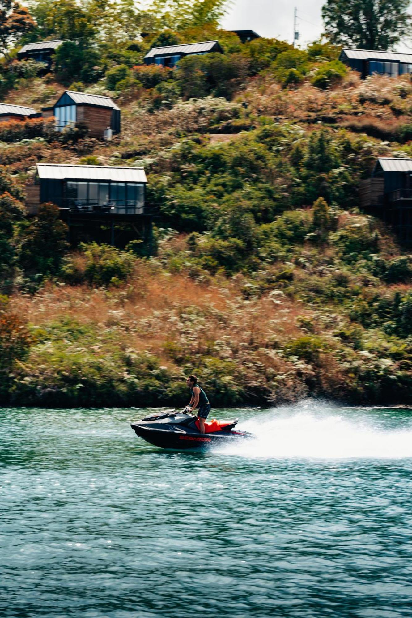 The Boato Hotel กัวตาเป ภายนอก รูปภาพ Jet skiing on the Waikato River