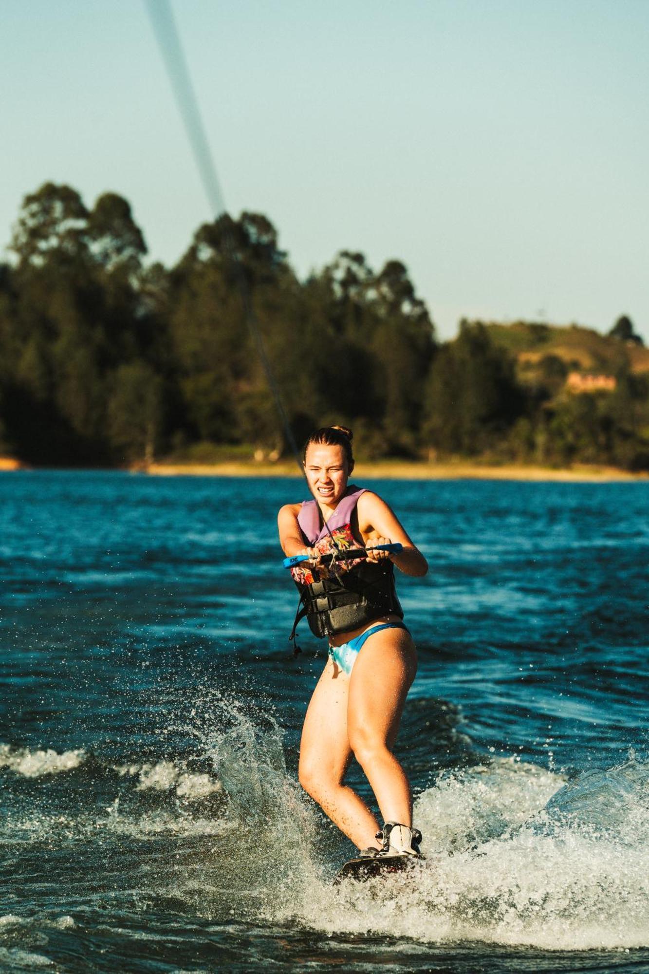The Boato Hotel กัวตาเป ภายนอก รูปภาพ A woman waterskiing