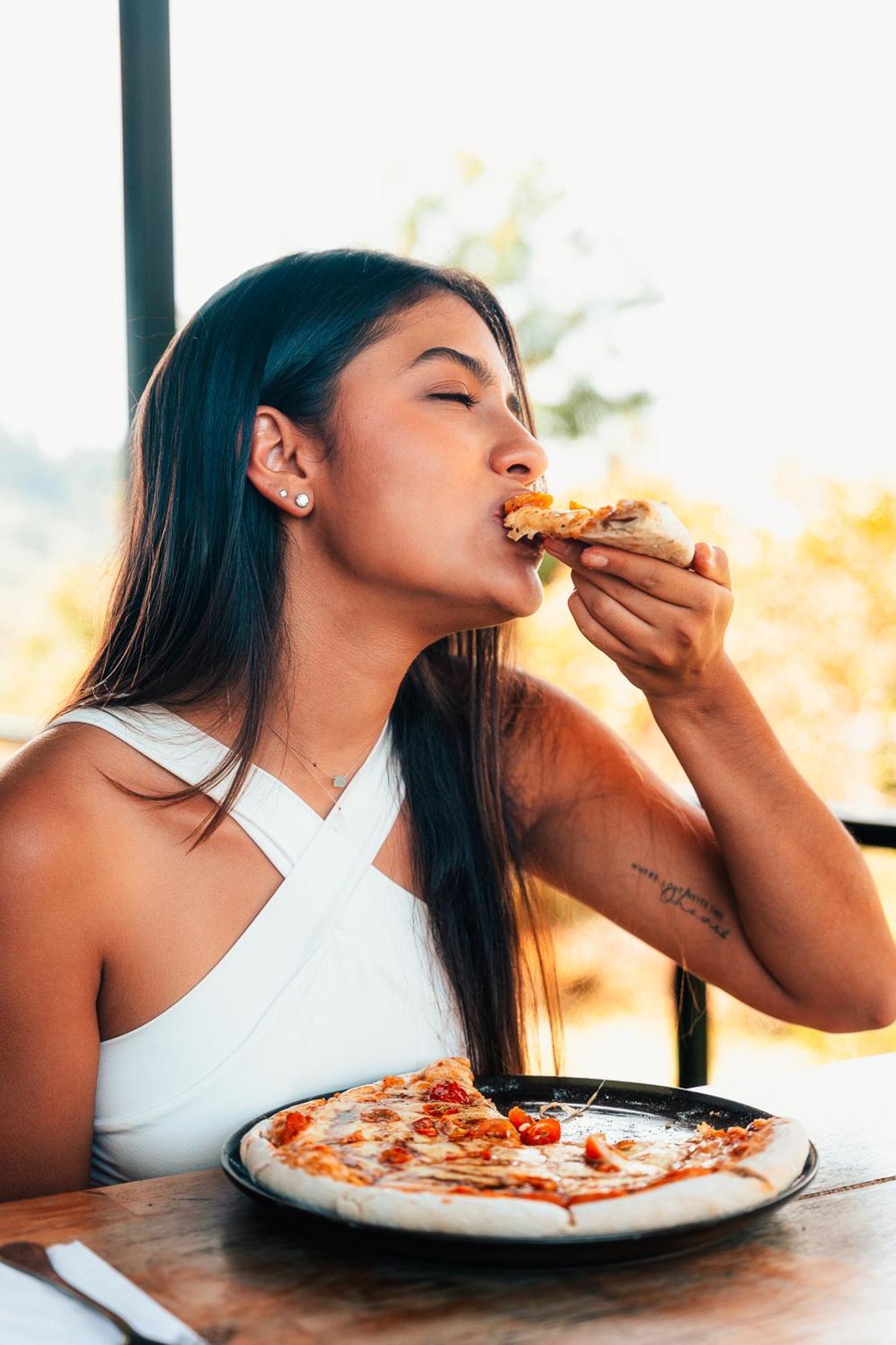 The Boato Hotel กัวตาเป ภายนอก รูปภาพ A woman eating pizza