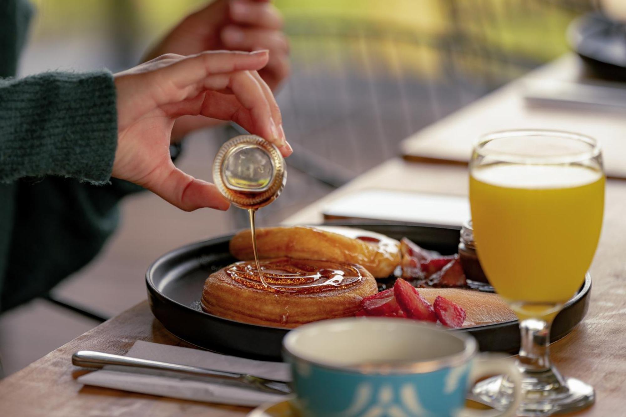 The Boato Hotel กัวตาเป ภายนอก รูปภาพ Maple syrup being drizzled on a pastry