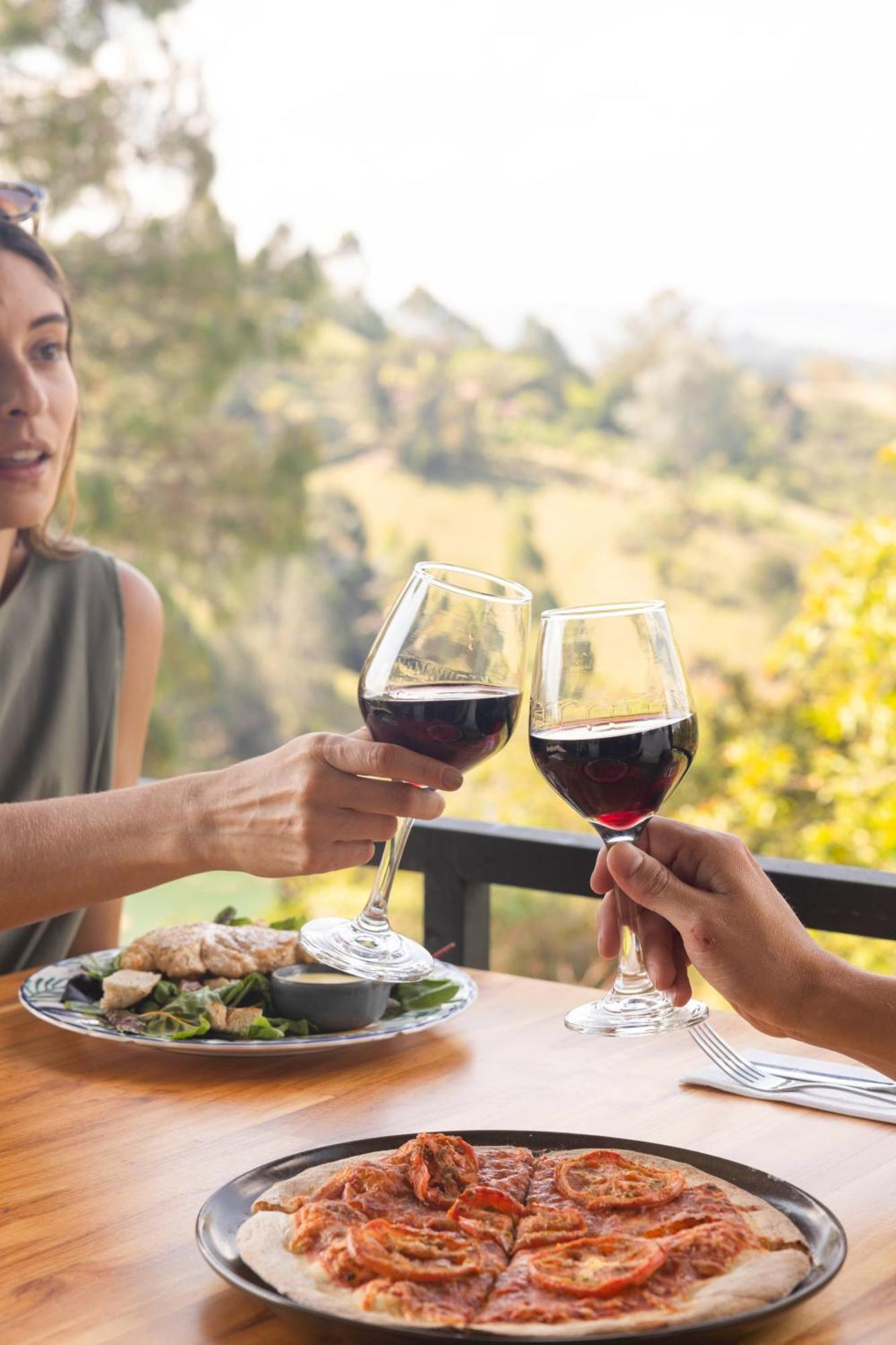 The Boato Hotel กัวตาเป ภายนอก รูปภาพ Wine tasting at a winery