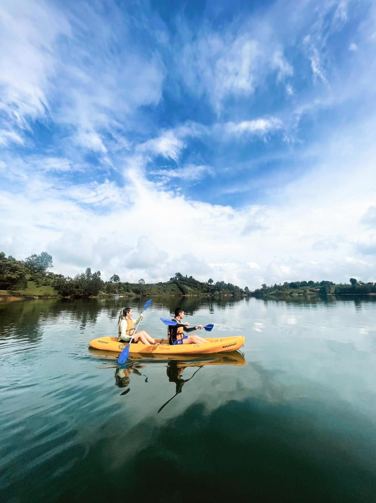 The Boato Hotel กัวตาเป ภายนอก รูปภาพ Kayaking at the lake