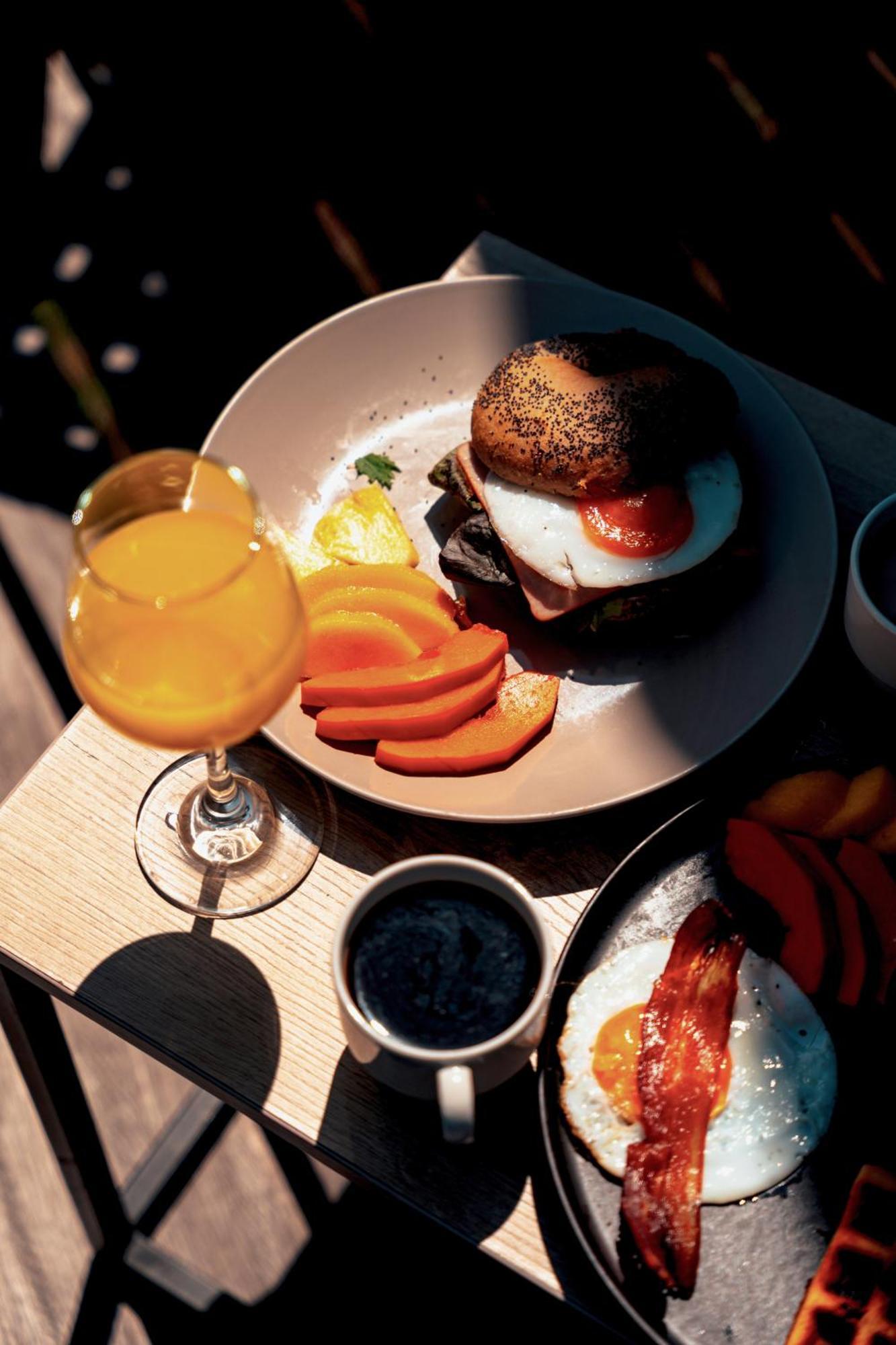 The Boato Hotel กัวตาเป ภายนอก รูปภาพ A typical meal at the restaurant