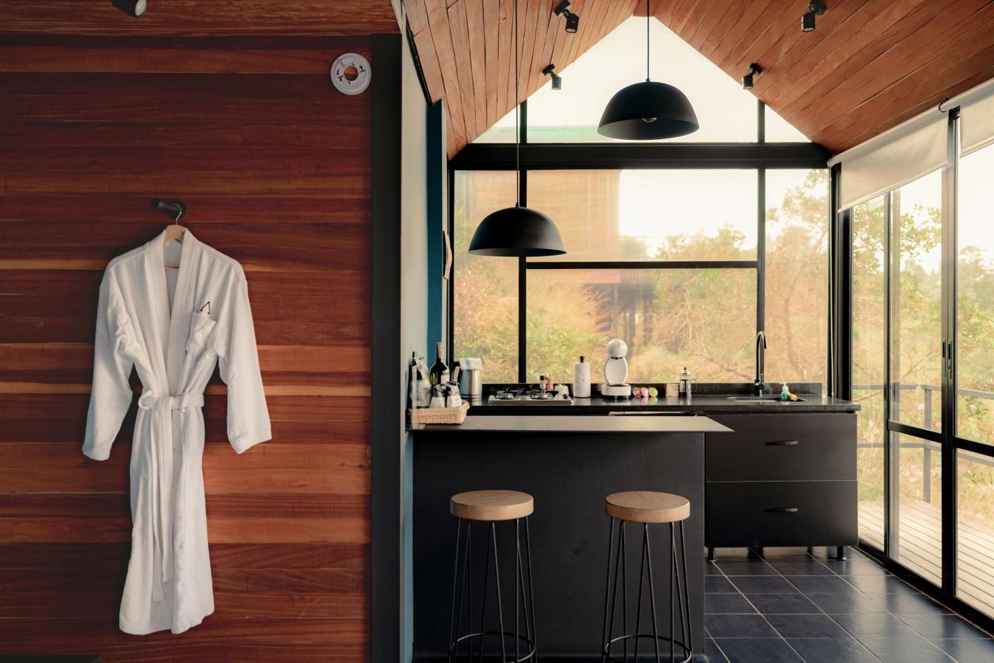 The Boato Hotel กัวตาเป ภายนอก รูปภาพ The interior of a suite at the hotel