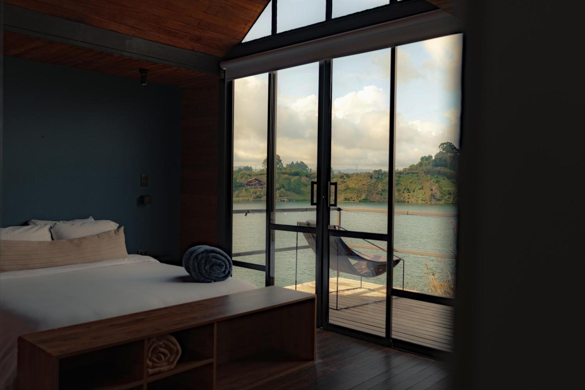 The Boato Hotel กัวตาเป ภายนอก รูปภาพ A bedroom with a view of the river