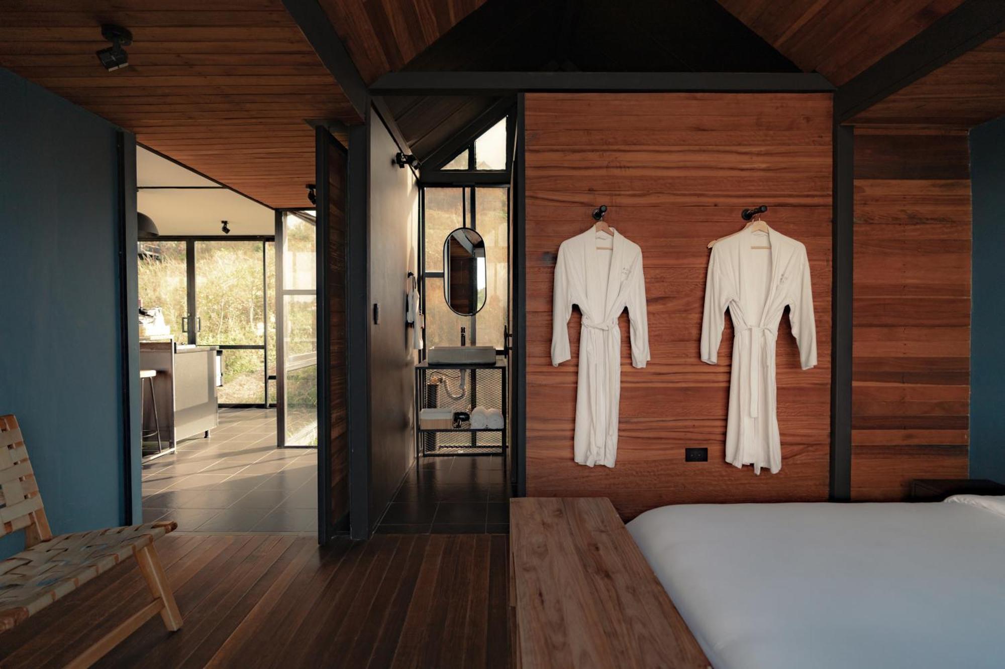 The Boato Hotel กัวตาเป ภายนอก รูปภาพ Interior of a suite at the hotel