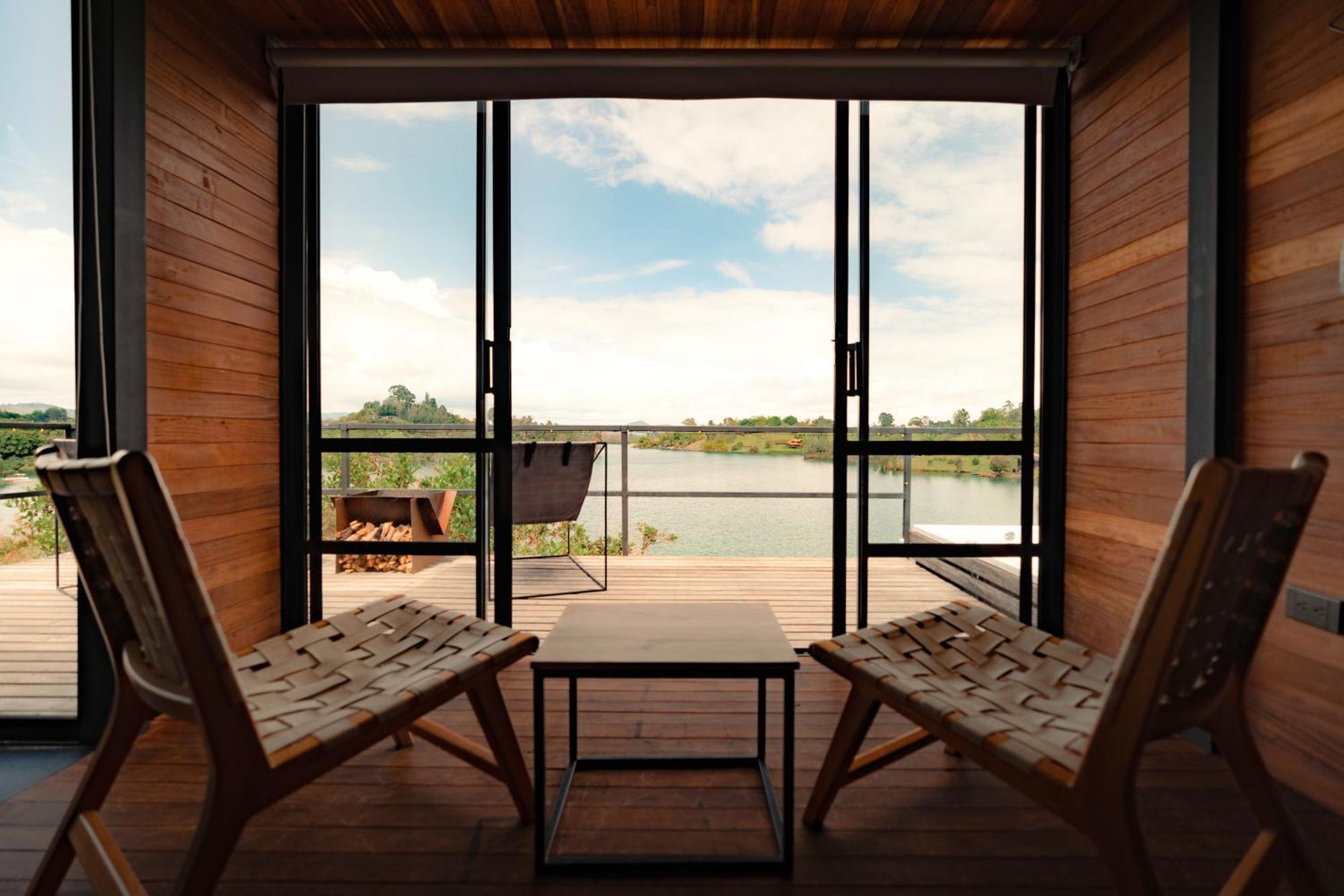 The Boato Hotel กัวตาเป ภายนอก รูปภาพ View from the interior of a floating cabin