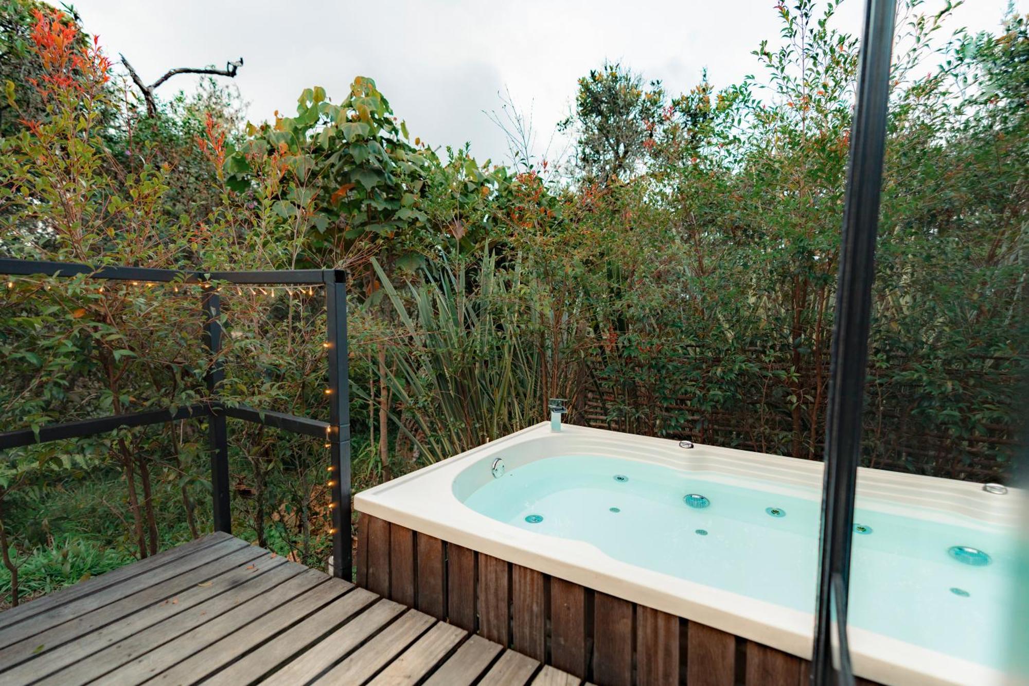 The Boato Hotel กัวตาเป ภายนอก รูปภาพ A hot tub
