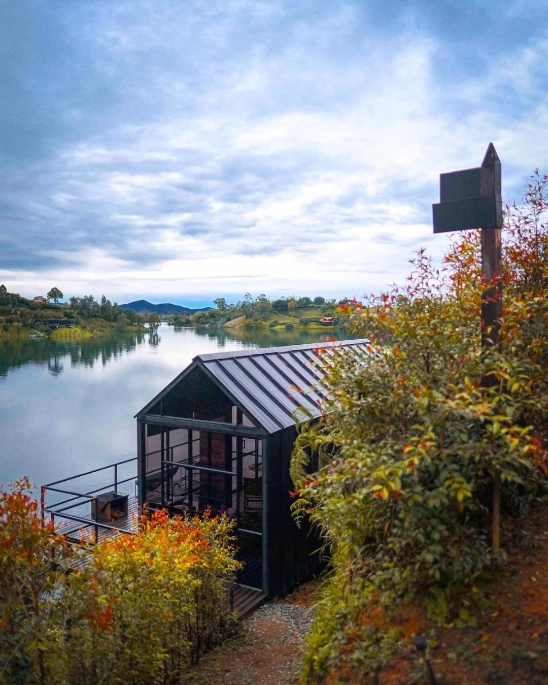 The Boato Hotel กัวตาเป ภายนอก รูปภาพ The lake of the former quarry