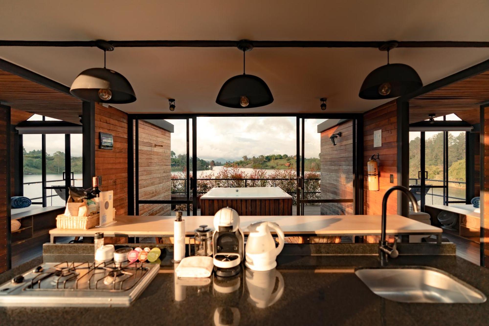 The Boato Hotel กัวตาเป ภายนอก รูปภาพ The interior of the floating restaurant
