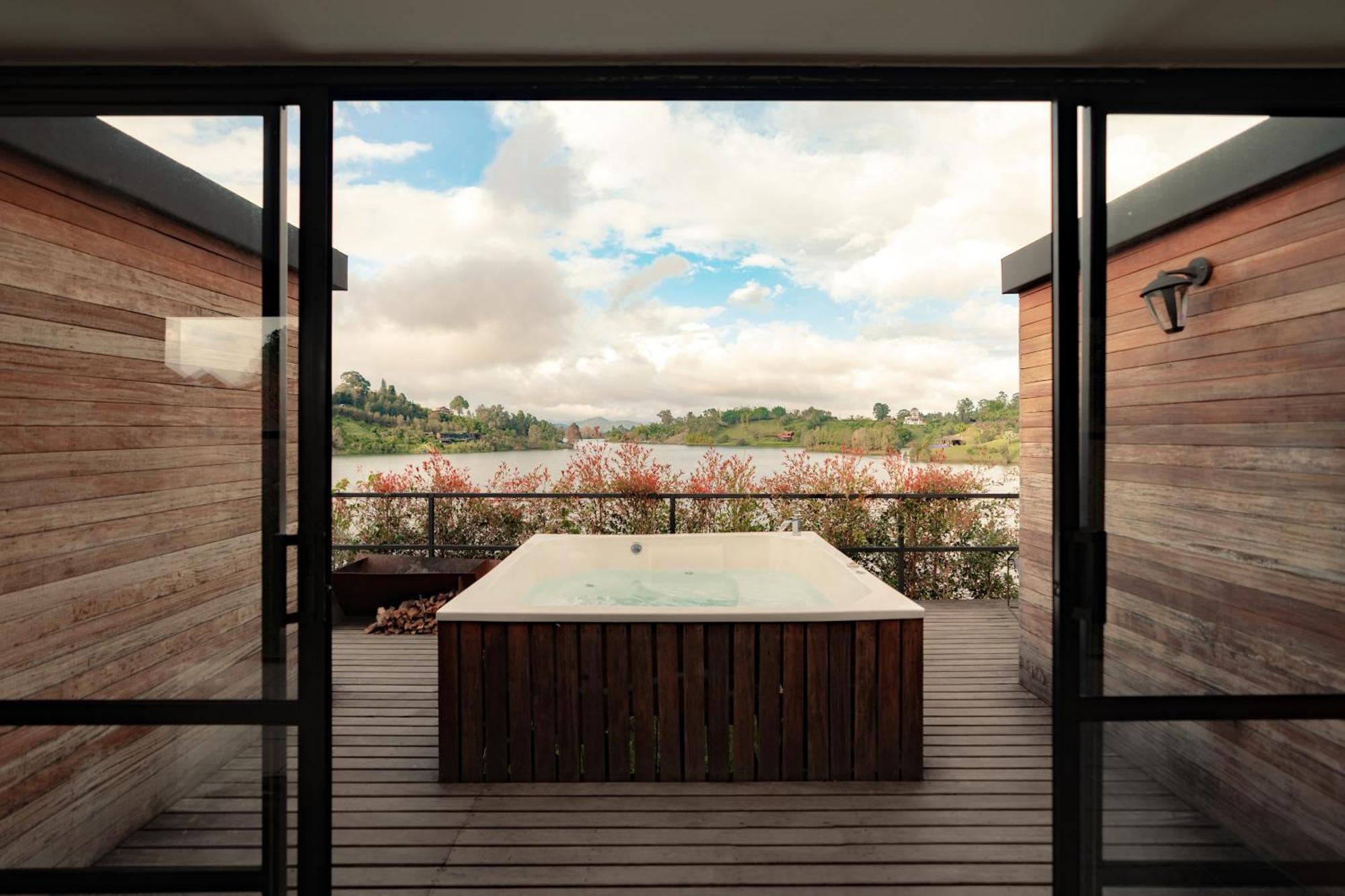 The Boato Hotel กัวตาเป ภายนอก รูปภาพ The view from the house