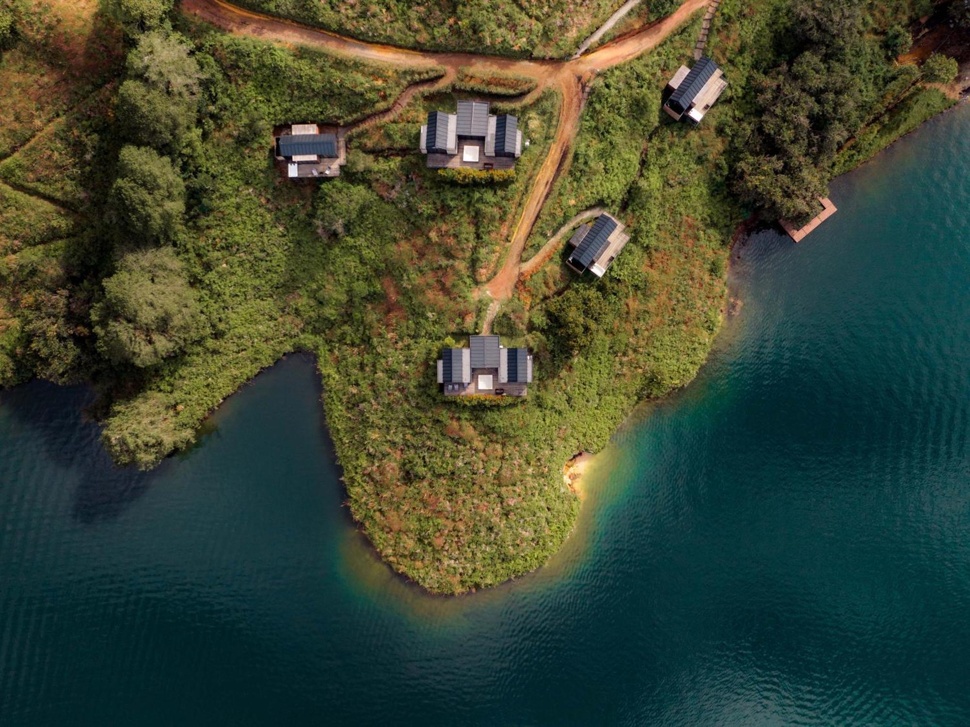 The Boato Hotel กัวตาเป ภายนอก รูปภาพ Aerial view of the lake